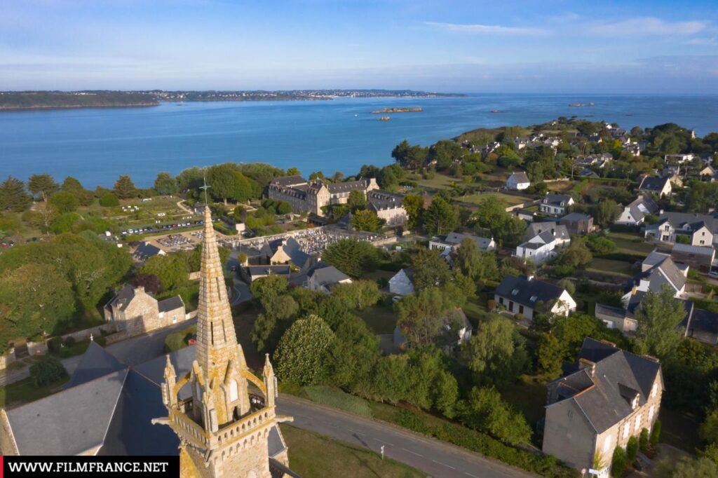 Vue panoramique de l'Abbaye de Saint-Jacut-de-la-Mer avec son architecture historique