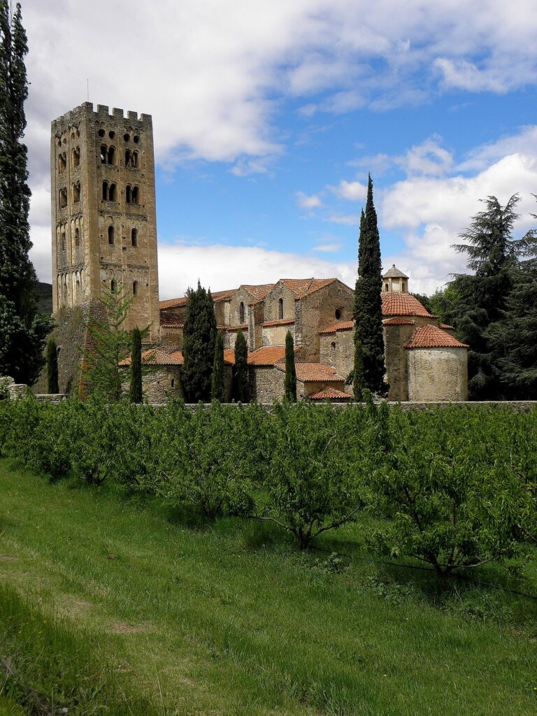 Vue panoramique de l'abbaye Saint-Michel de Cuxa entourée de montagnes