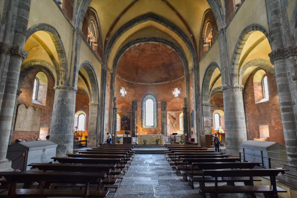 Vue panoramique de l'abbaye Saint-Michel-de-la-Cluse perchée sur son promontoire rocheux