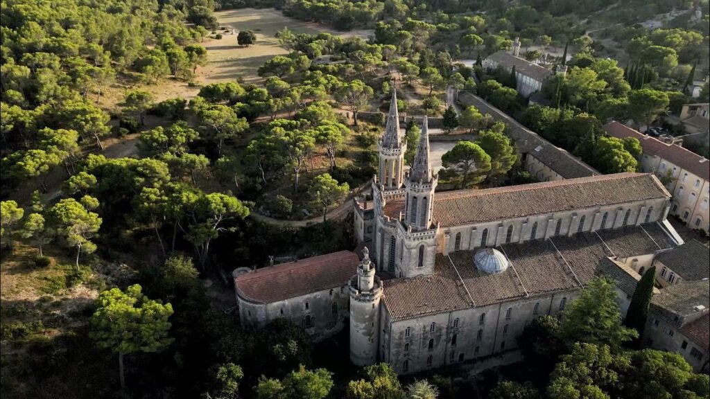 Vue aérienne spectaculaire de l'abbaye Saint-Michel de Frigolet entourée de verdure