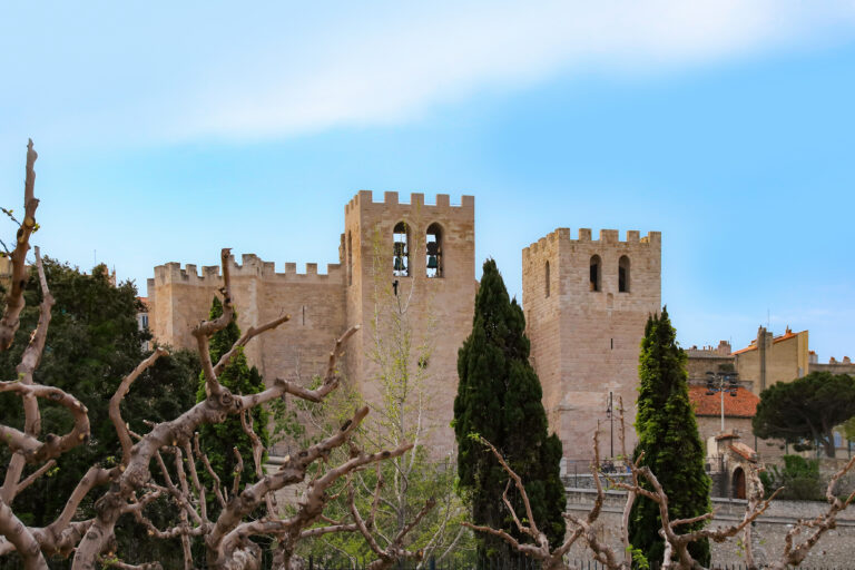 Vue majestueuse de l'abbaye Saint-Victor de Marseille, témoin de l'histoire médiévale et du patrimoine religieux.