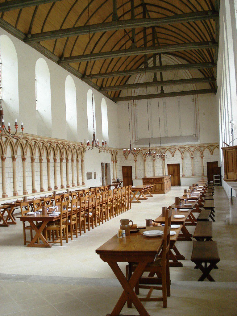 Vue majestueuse de l'abbaye Saint-Wandrille entourée de verdure