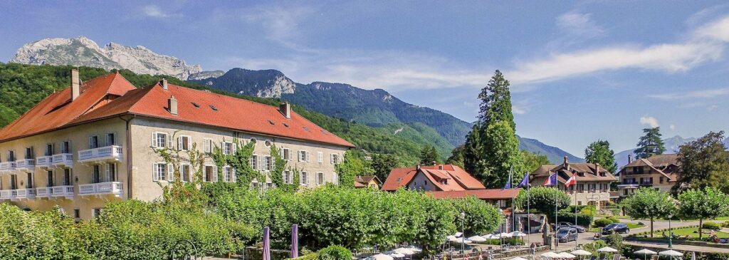Vue panoramique de l'Abbaye de Talloires au bord du lac d'Annecy, entre histoire et élégance