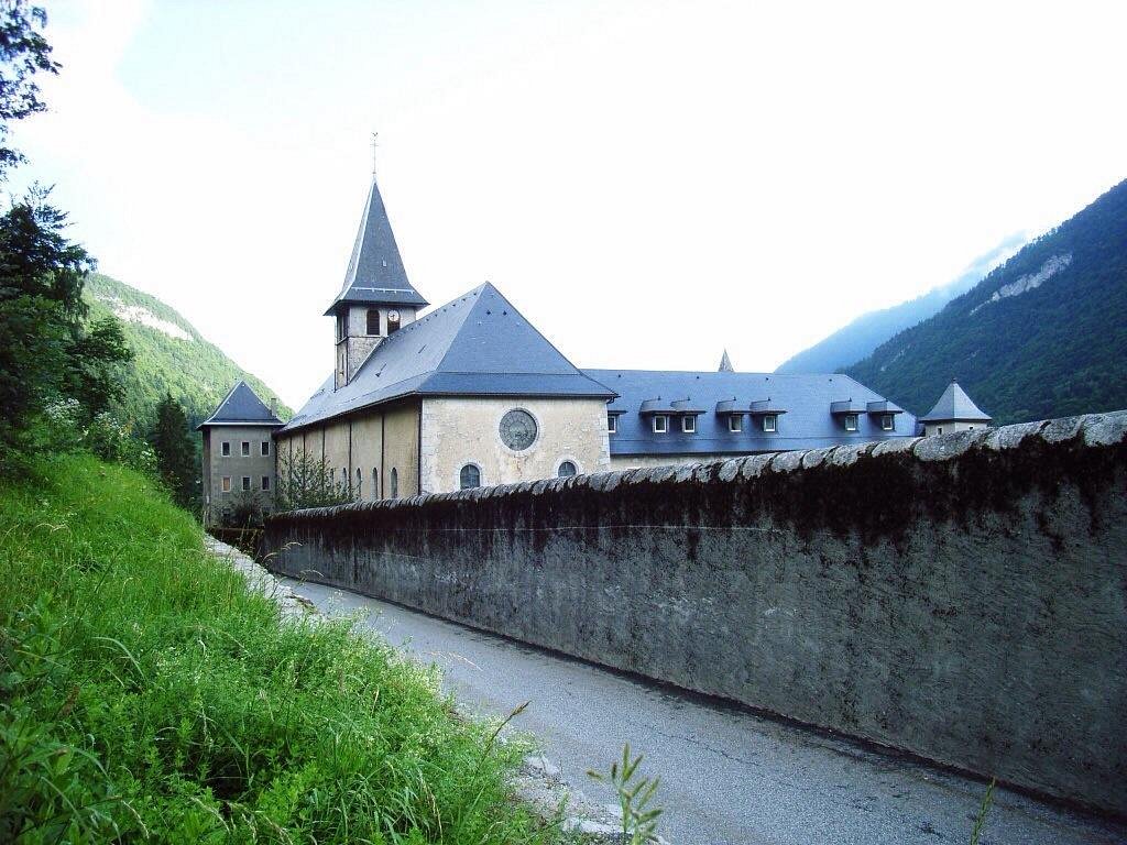 Vue panoramique de l'Abbaye de Tamié entourée de nature, un lieu de sérénité et d'histoire