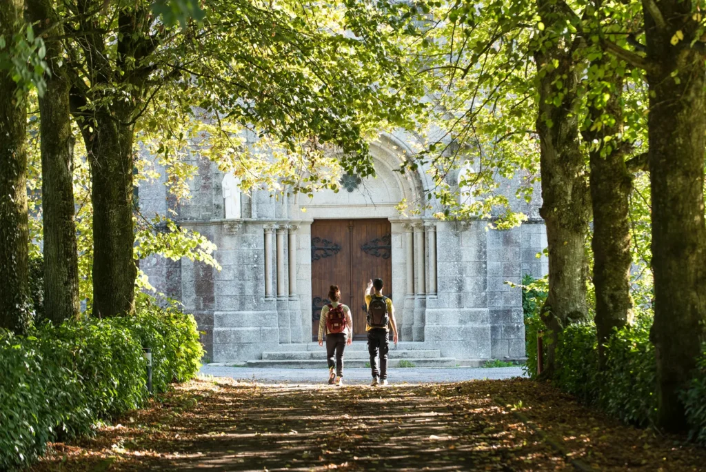 Vue panoramique de l'abbaye de Timadeuc entourée de verdure