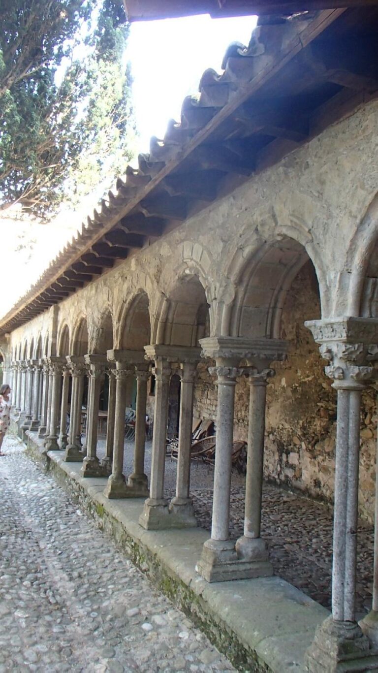 Vue pittoresque de l'abbaye de Villelongue entourée de verdure