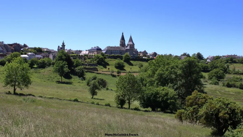 Vue pittoresque de l'église romane de Bénévent-l'Abbaye, joyau du patrimoine creusois