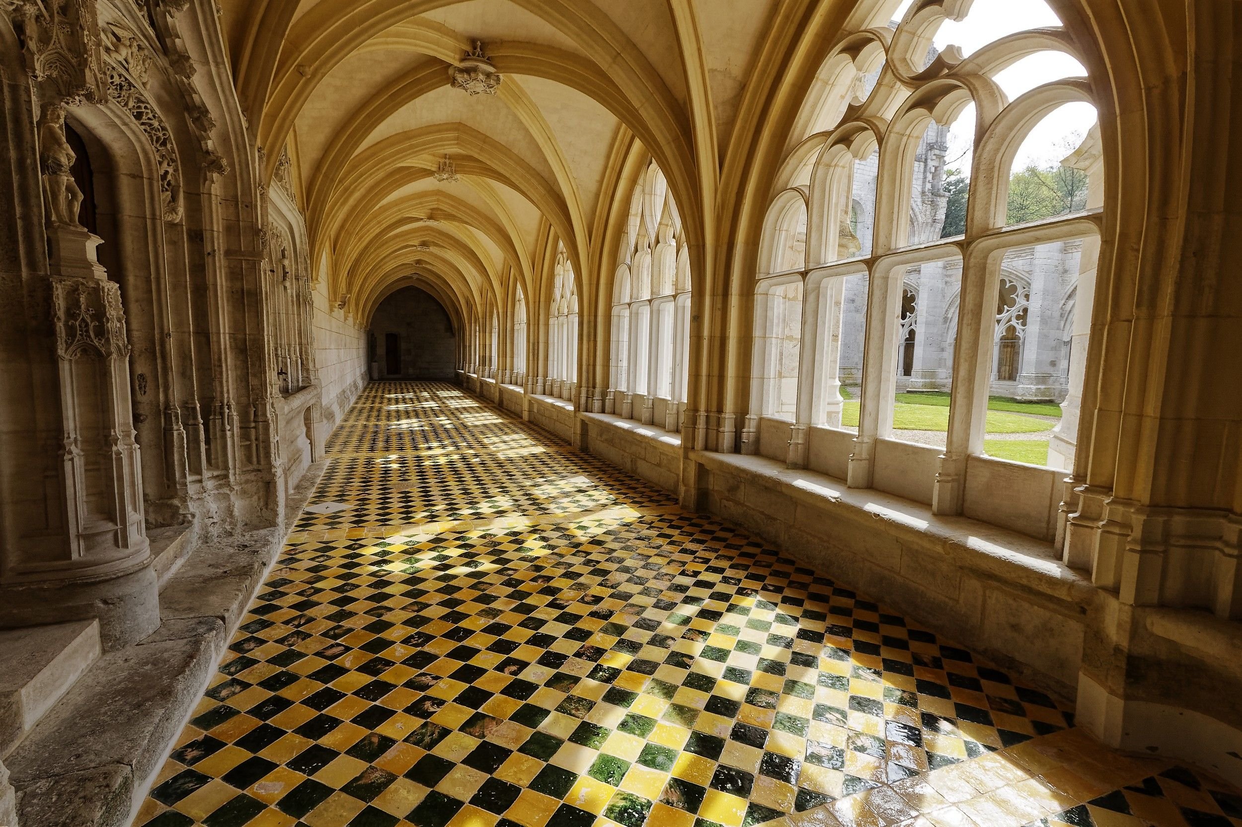Cloître restauré de l'abbaye Saint-Wandrille