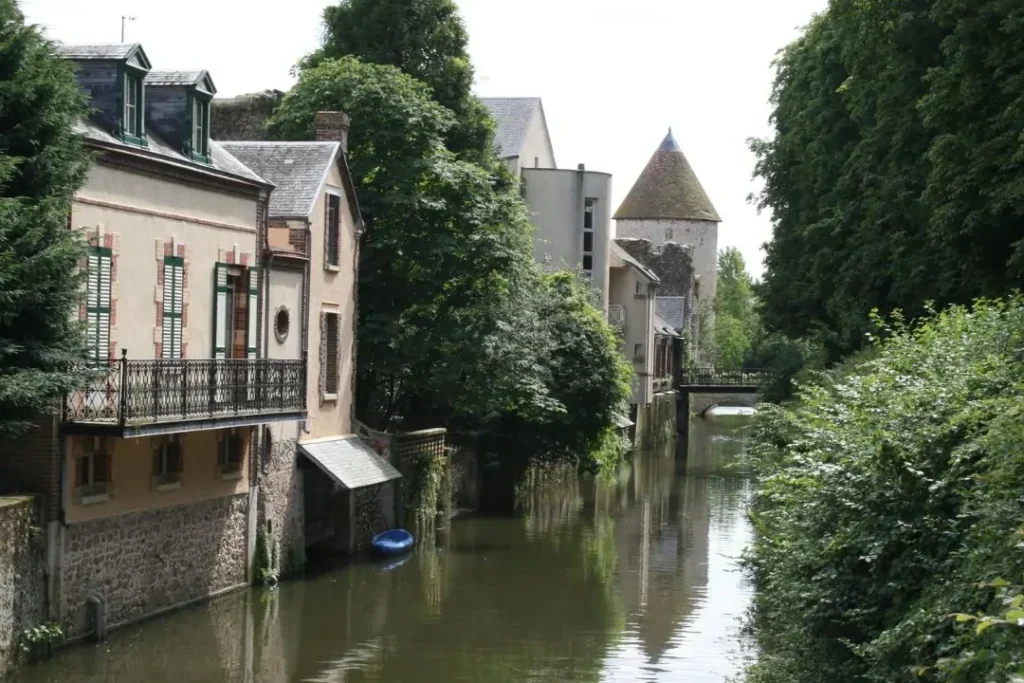 Découverte d’une abbaye cachée dans une forêt de chênes : un havre de paix et de spiritualité