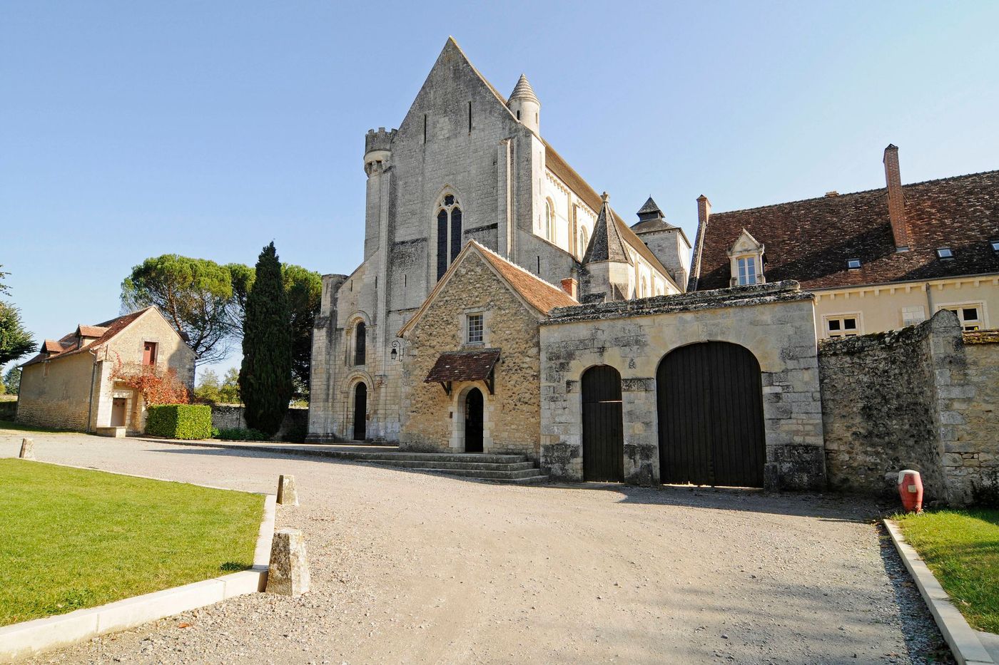 Façade historique de l’abbaye de Fontgombault