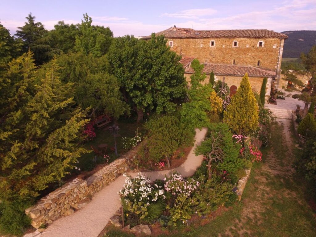 Vue panoramique du jardin de l'Abbaye de Valsaintes en Provence, entre nature et patrimoine historique