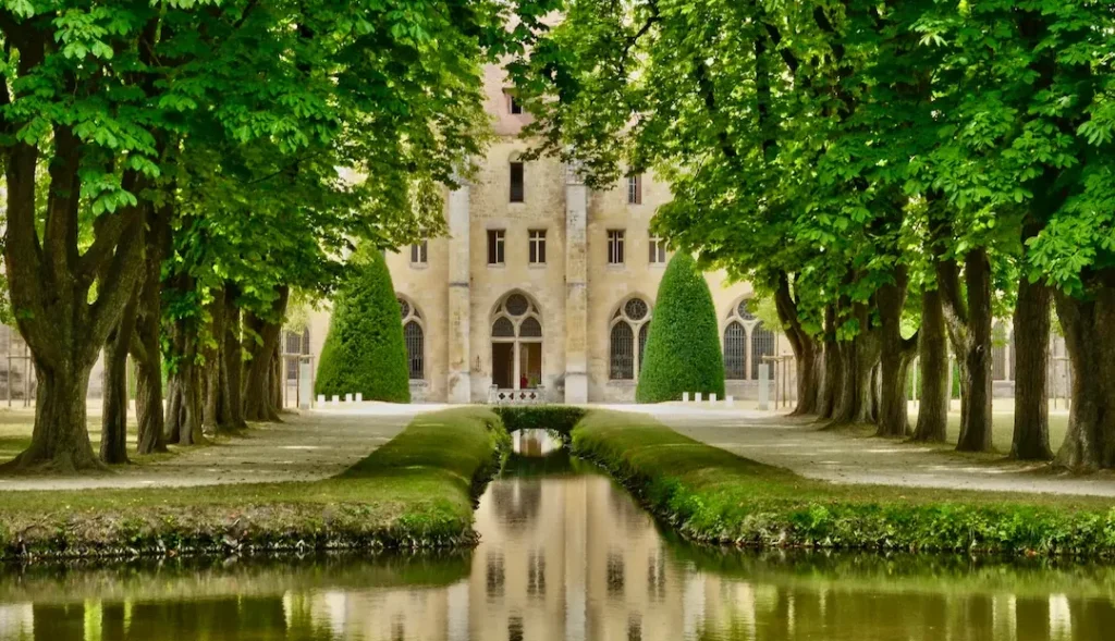 L’abbaye nouvelle : histoire et chemin vers la sérénité contemporaine