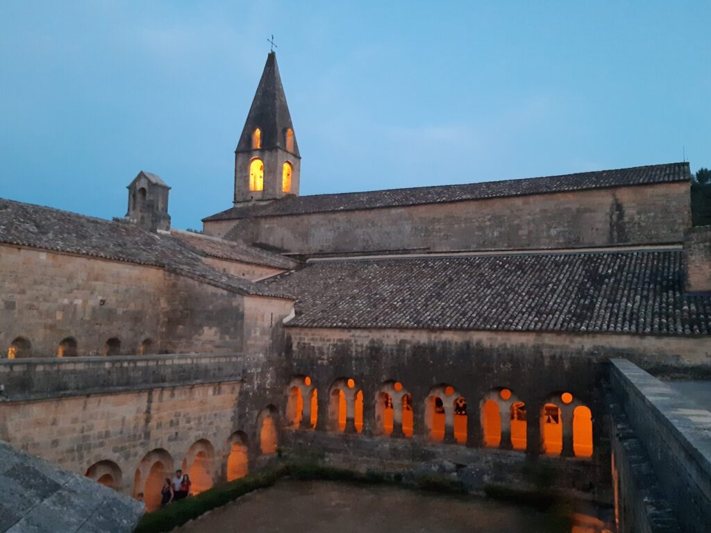 Le thoronet abbaye : un havre de paix et de spiritualité en Provence