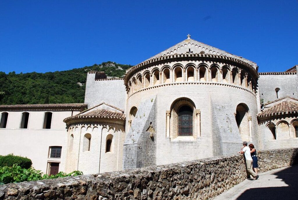 Logis auberge de l’abbaye : havre de paix pour un séjour spirituel ?