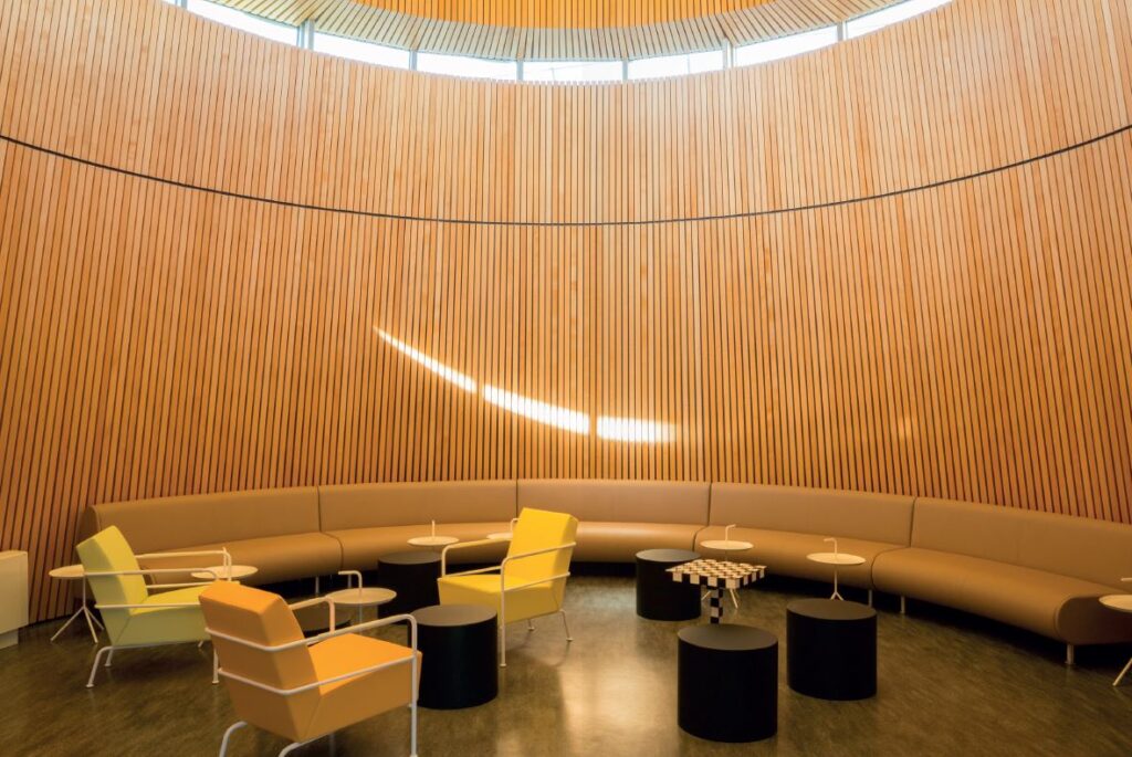 Vue extérieure de la Médiathèque de l'Abbaye - Nelson Mandela à Créteil, un lieu culturel emblématique du quartier