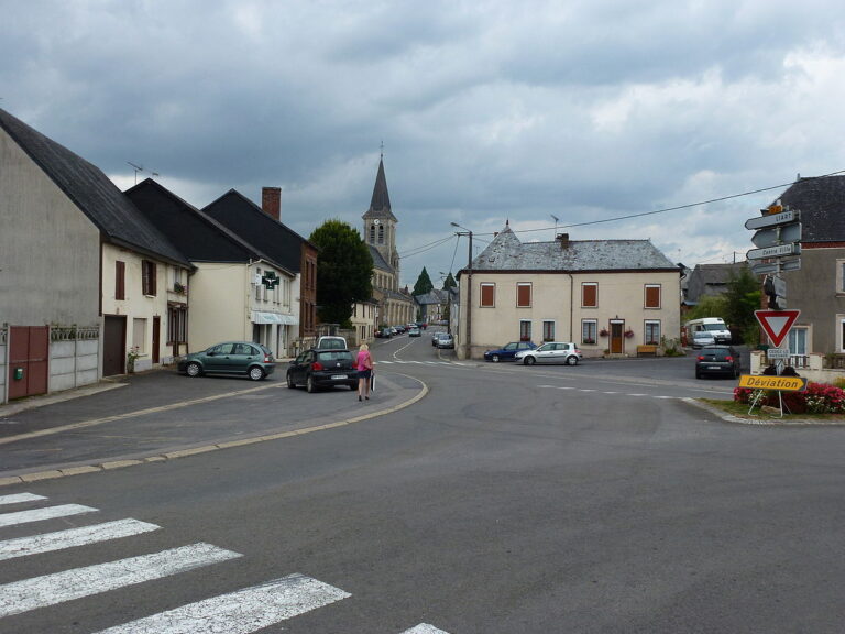Rue pittoresque de Signy-l'Abbaye avec des maisons traditionnelles, reflet du charme du village ardennais.