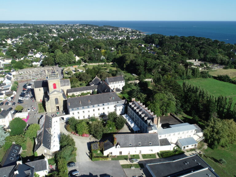 Vue aérienne de l'Abbaye de Rhuys entourée de nature en Bretagne
