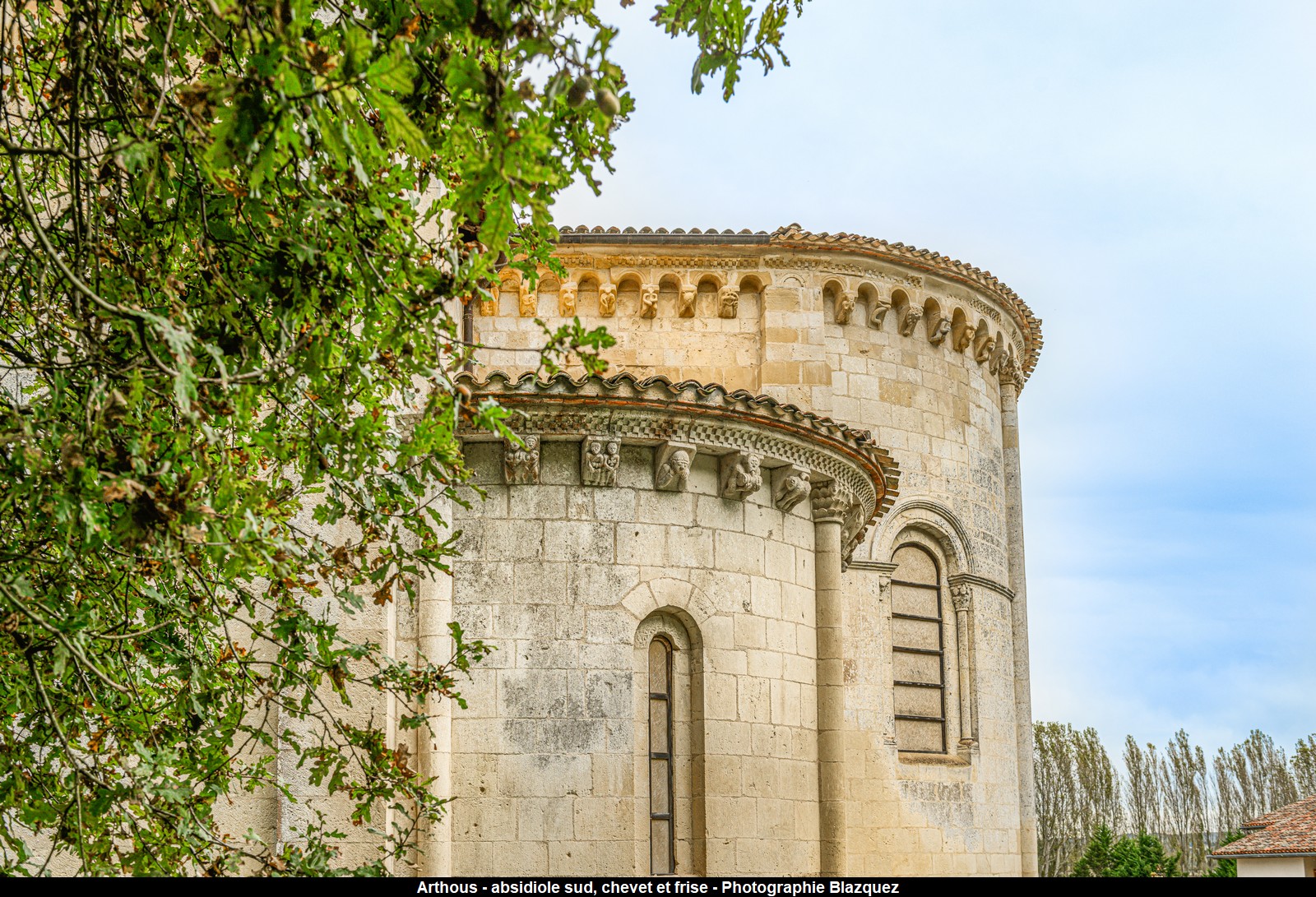 Détail architectural de l'abbaye d'Arthous