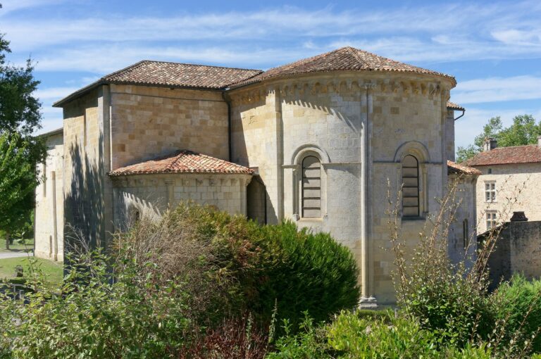 Vue panoramique de l'Abbaye d'Arthous sous un ciel bleu, mettant en valeur son architecture historique.