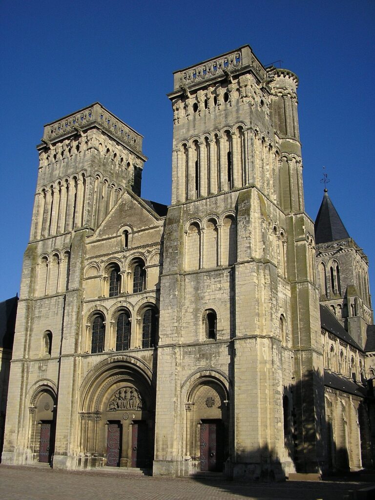 Vue panoramique de l'Abbaye aux Dames de Caen avec son architecture historique.