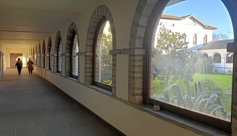 Vue panoramique de l'Abbaye de Belloc entourée de nature verdoyante
