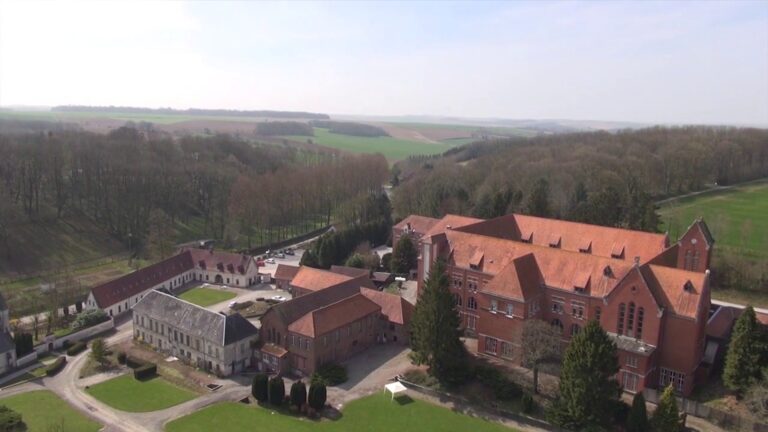 Vue aérienne de l'abbaye de Belval entourée de verdure