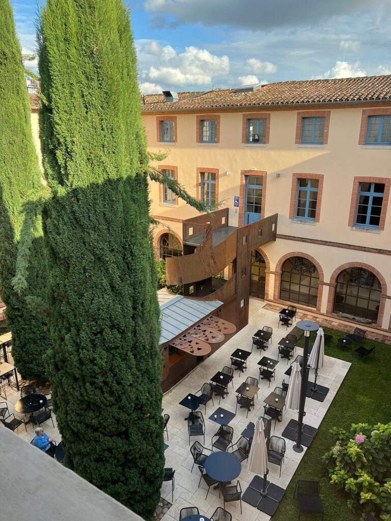 Vue élégante de l'Abbaye des Capucins Spa & Resort à Montauban de nuit