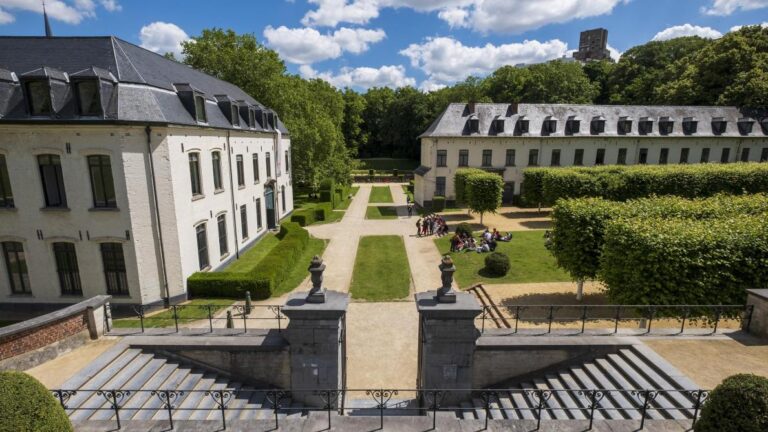 Vue panoramique de l'Abbaye de la Cambre mettant en valeur son architecture historique et son cadre verdoyant