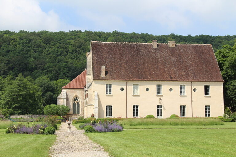 Vue panoramique de l'Abbaye de Reigny entourée de verdure
