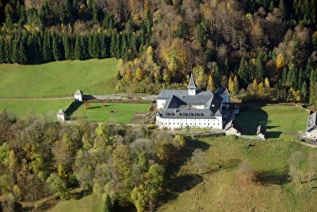 Vue panoramique de l'Abbaye de Tamié entourée des montagnes savoyardes