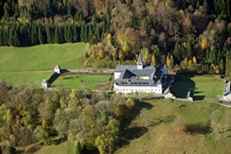 Vue panoramique de l'Abbaye de Tamié entourée des montagnes savoyardes