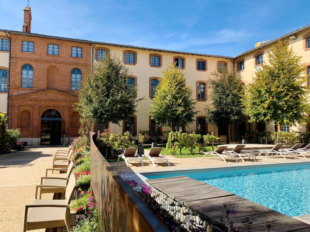 Vue majestueuse de l'Abbaye des Capucins Hôtel & Spa Resort à Montauban