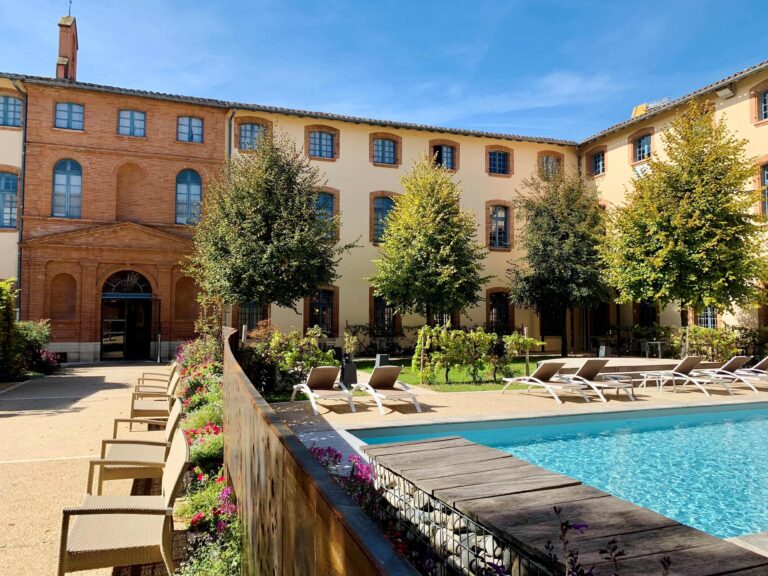 Vue majestueuse de l'Abbaye des Capucins Hôtel & Spa Resort à Montauban