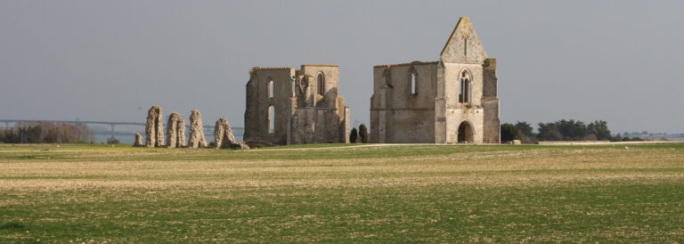 Vue panoramique des ruines de l'Abbaye des Châteliers sur l'Île de Ré, un site emblématique chargé d'histoire.