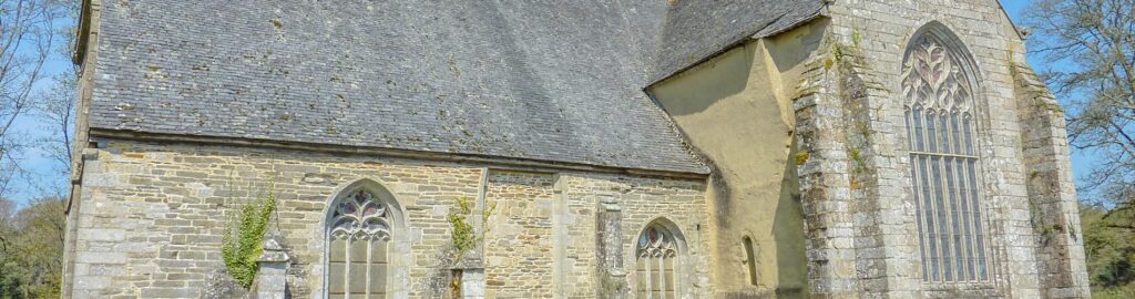 Vue panoramique de l'abbaye du Relec entourée de verdure, un site historique incontournable en Bretagne
