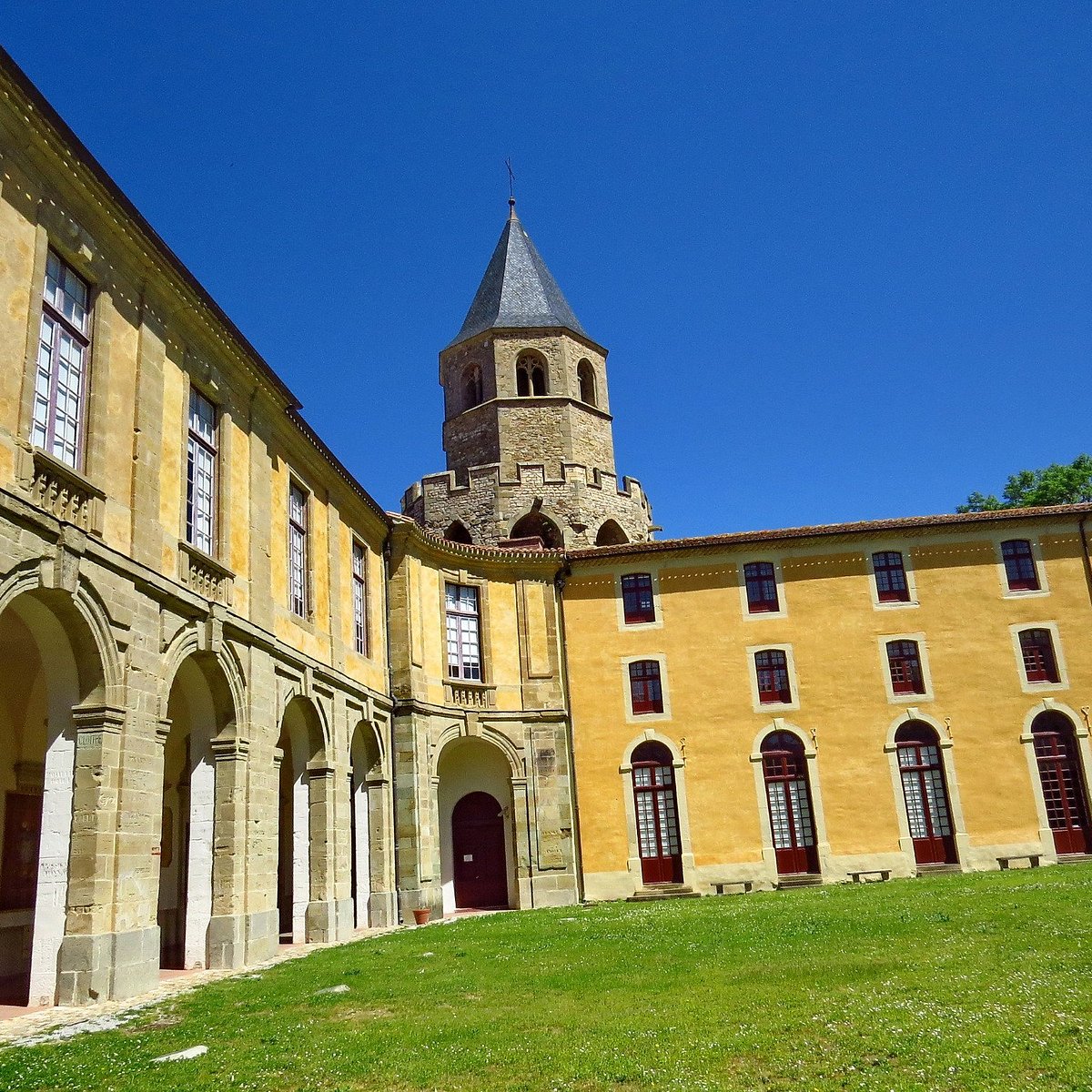 Facade extérieure de l’Abbaye-école de Sorèze