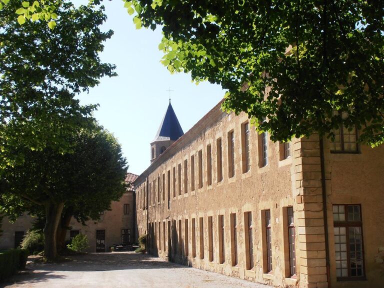 Vue majestueuse de l'Abbaye-École de Sorèze, un hôtel historique au charme unique