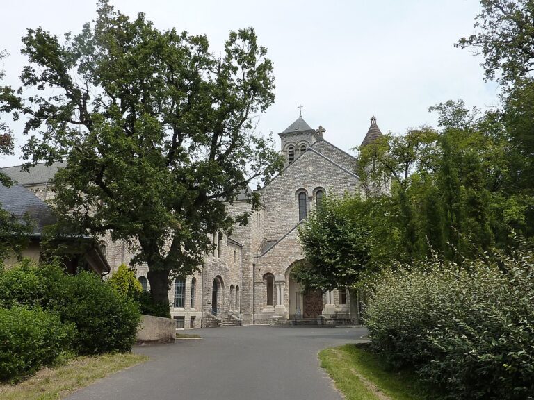 Vue panoramique de l'Abbaye d'En Calcat mettant en valeur son architecture monastique