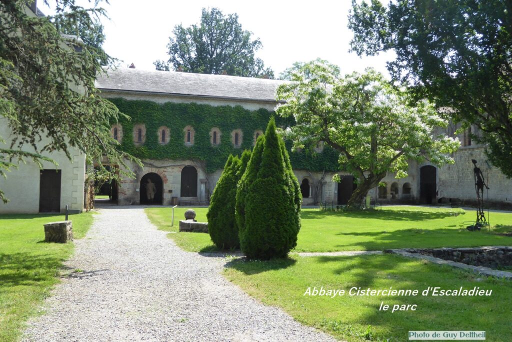Vue panoramique de l'Abbaye de l'Escaladieu entourée de verdure, un joyau architectural cistercien des Hautes-Pyrénées