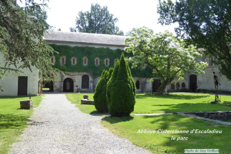 Vue panoramique de l'Abbaye de l'Escaladieu entourée de verdure, un joyau architectural cistercien des Hautes-Pyrénées