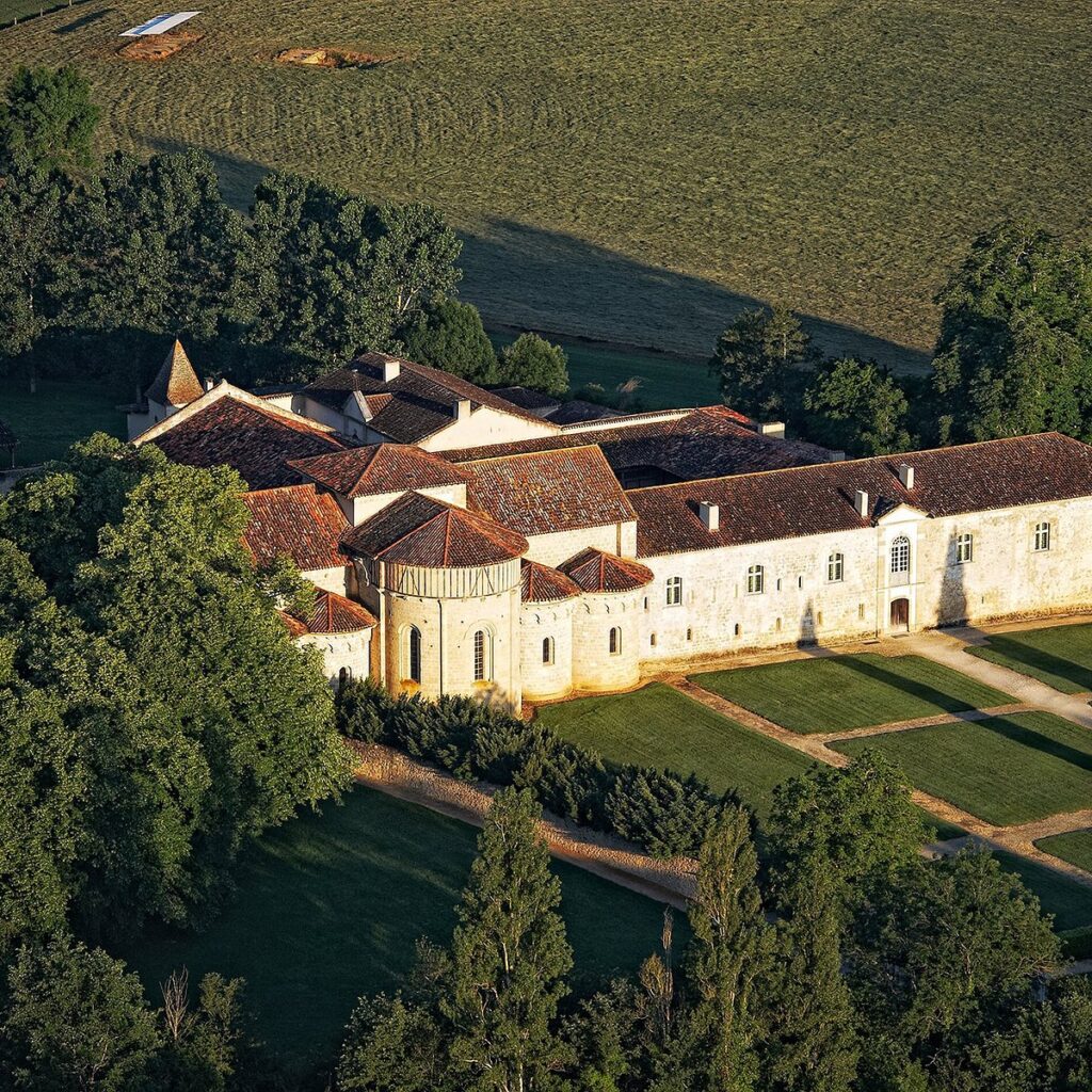 Vue aérienne de l'abbaye de Flaran entourée de verdure