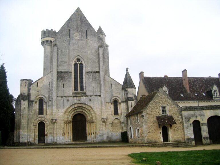 Vue panoramique de l'Abbaye Notre-Dame de Fontgombault, un joyau de l'architecture monastique en France.