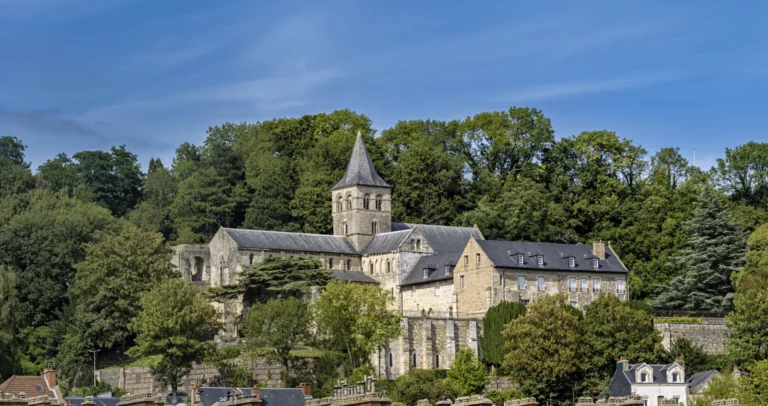 Vue extérieure majestueuse de l'Abbaye de Graville au Havre sous un ciel dégagé