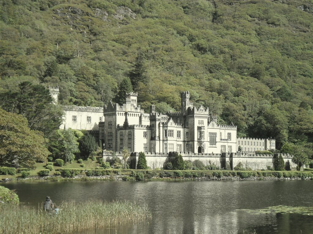 Vue emblématique de l'abbaye de Kylemore entourée de verdure au cœur du Connemara