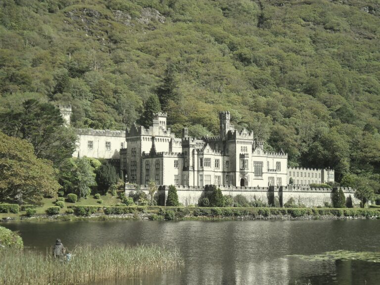 Vue emblématique de l'abbaye de Kylemore entourée de verdure au cœur du Connemara