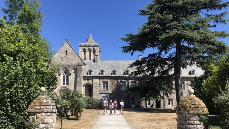 Vue panoramique de l'Abbaye de La Lucerne, joyau du patrimoine normand