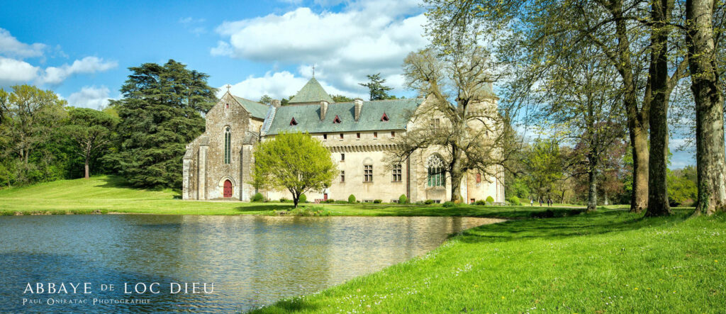Vue majestueuse de l'Abbaye de Loc-Dieu entourée de verdure, un joyau du patrimoine aveyronnais