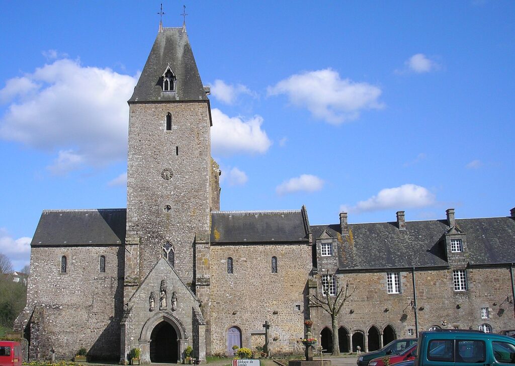 Façade de l'abbaye de Lonlay-l'Abbaye, monument historique au cœur de la Normandie