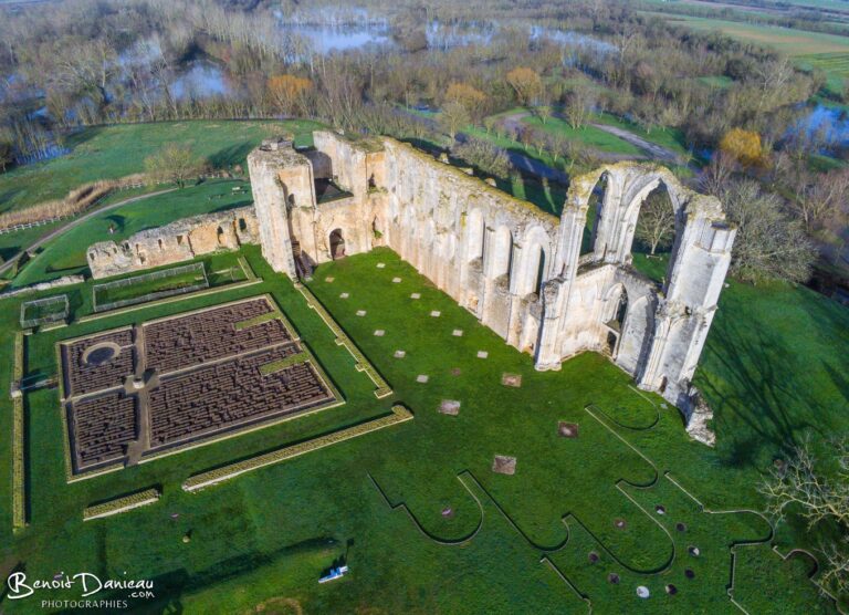 Vue panoramique de l'Abbaye de Maillezais avec ses ruines majestueuses sous un ciel nuageux