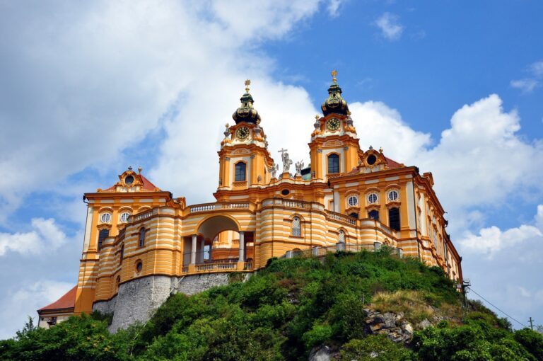 Vue panoramique de l'abbaye de Melk, chef-d'œuvre baroque en Autriche